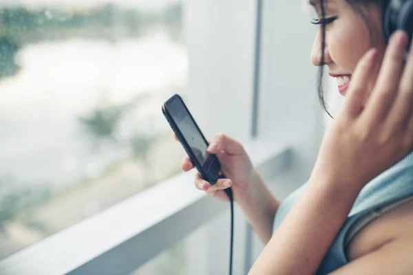 Woman listening to music — Stock Photo, Image