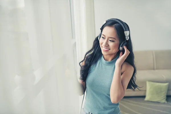 Dívka líbí hudba v sluchátka — Stock fotografie