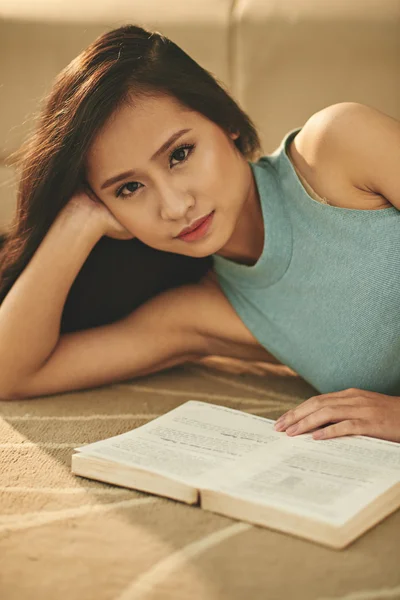 Vrouw liegen en lezen van boek — Stockfoto