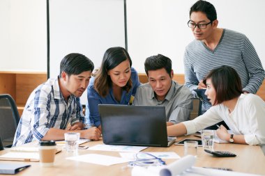 Asya iş takım veri tartışıyor