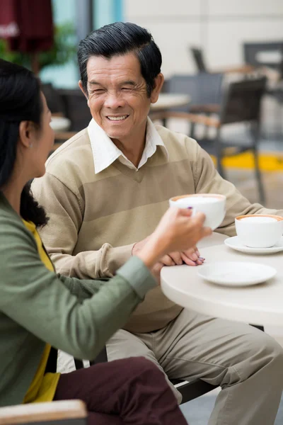 Senior pareja vietnamita charlando —  Fotos de Stock