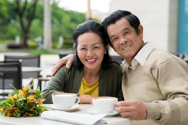 Idősebb pár élvezi cappuccino — Stock Fotó
