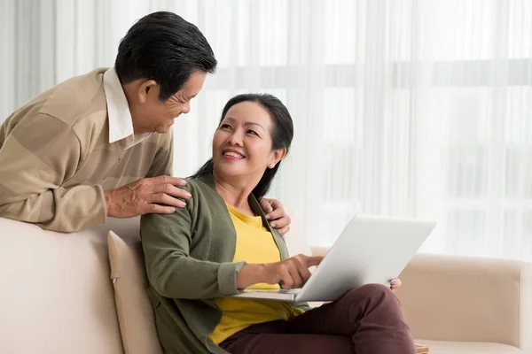 Pareja madura discutiendo noticias — Foto de Stock