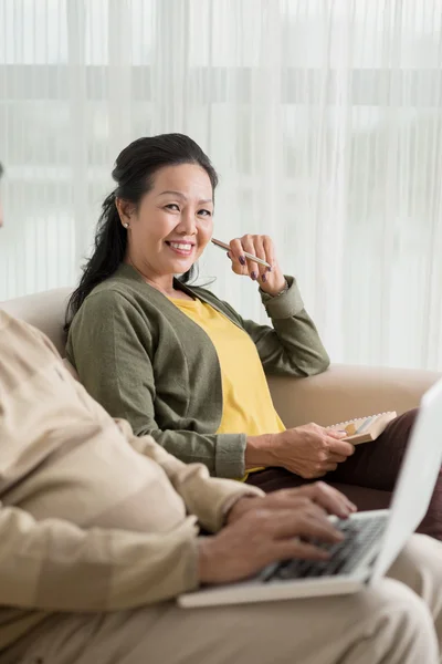 Aged couple spending weekend at home — Stock Photo, Image