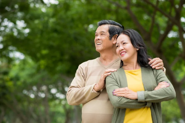 Couple mature dans le parc — Photo