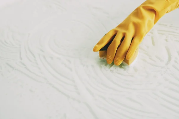 Femme nettoyage surface avec éponge — Photo