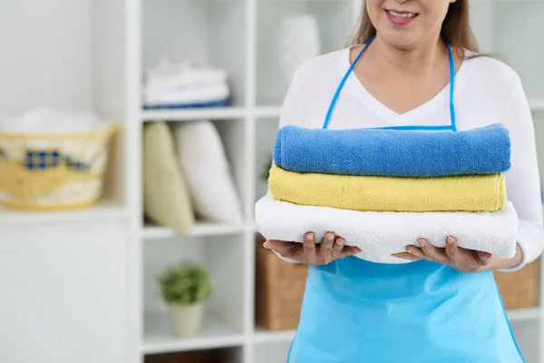 Kobieta gospodarstwa czysty ręcznik — Zdjęcie stockowe