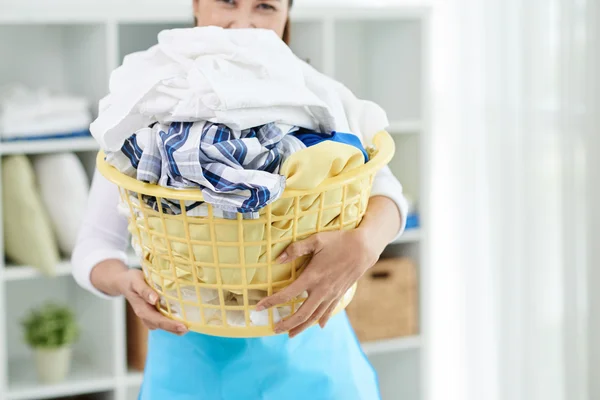 Dona de casa segurando roupas sujas — Fotografia de Stock