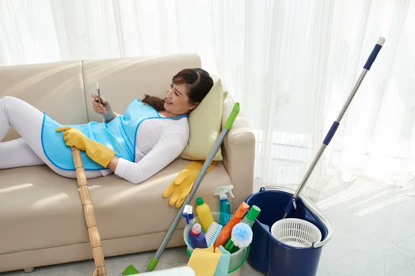 Femme au foyer fatigué de nettoyage — Photo