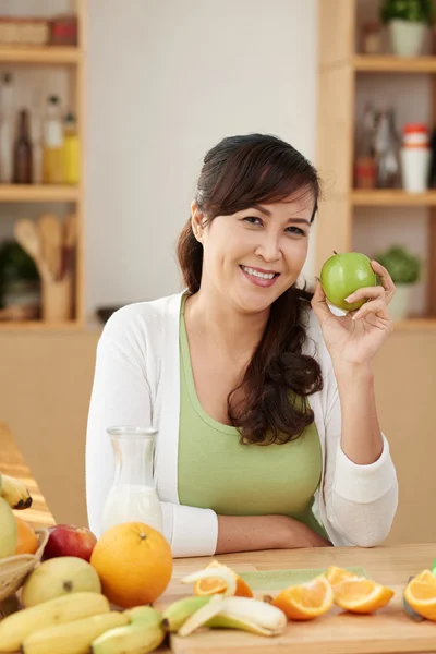 Vegetariano feminino com muitas frutas — Fotografia de Stock