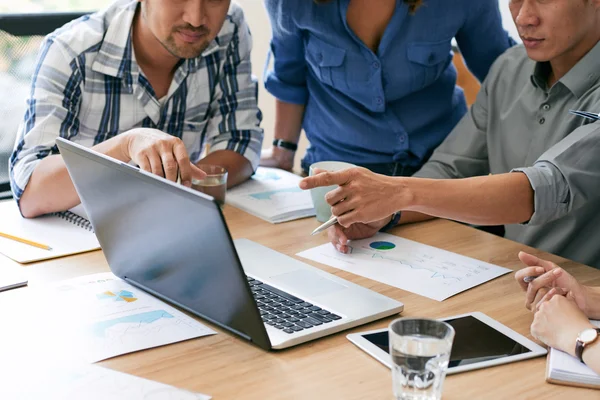 Geschäftsteam arbeitet zusammen — Stockfoto