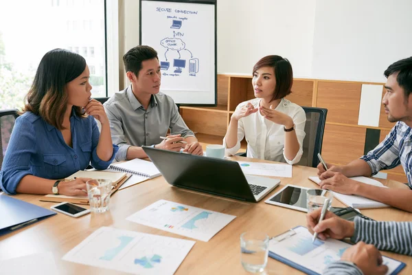 Compañeros discutiendo nueva estrategia — Foto de Stock