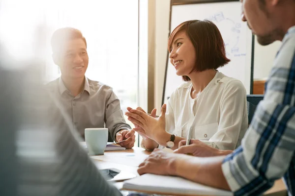 Vrouwelijke ondernemer in gesprek met medewerkers — Stockfoto