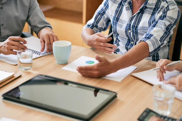 Planning van werkzaamheden door zakenmensen — Stockfoto