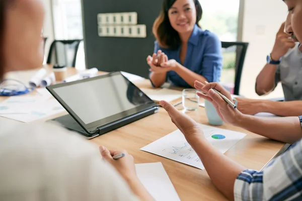 Busines personas que utilizan tableta digital — Foto de Stock