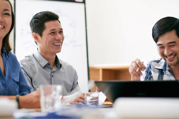 Gente de negocios divirtiéndose en reunión — Foto de Stock