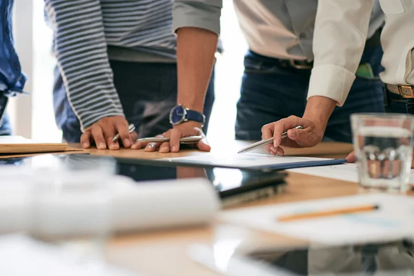 Zakenlieden analyseren van de grafiek — Stockfoto