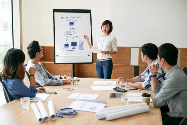 Mujer de negocios realización de la presentación — Foto de Stock