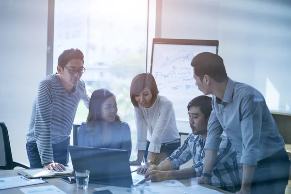 Personas discutiendo información sobre el ordenador portátil —  Fotos de Stock