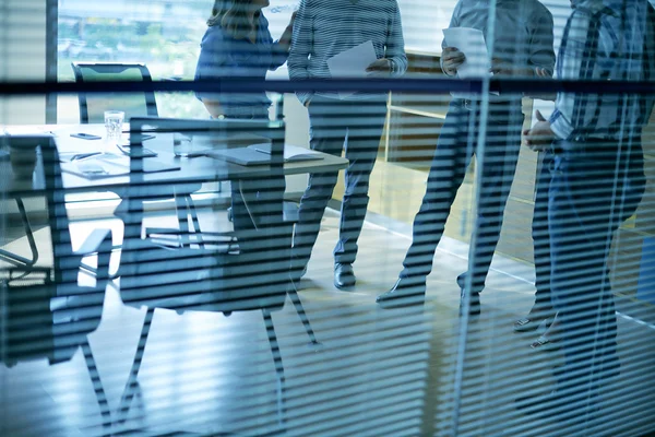 Travailleurs parlant dans la salle de bureau — Photo