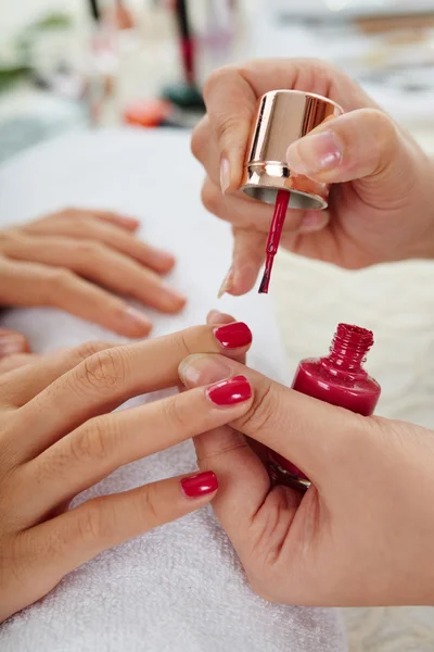 Kobieta robi manicure klasyczny — Zdjęcie stockowe