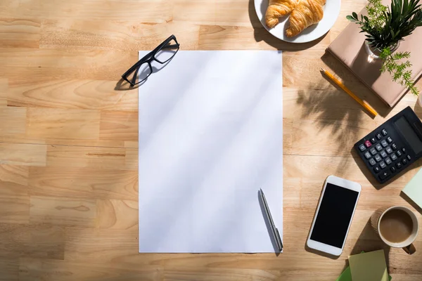 Leeres Blatt und ein Stift auf dem Tisch — Stockfoto