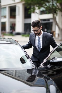 Adam pahalı arabası girme