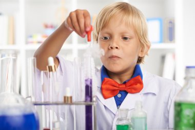 Kimyasal laboratuvar çalışma öğrenci