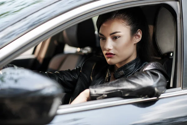 Mulher motorista esperando em engarrafamentos — Fotografia de Stock