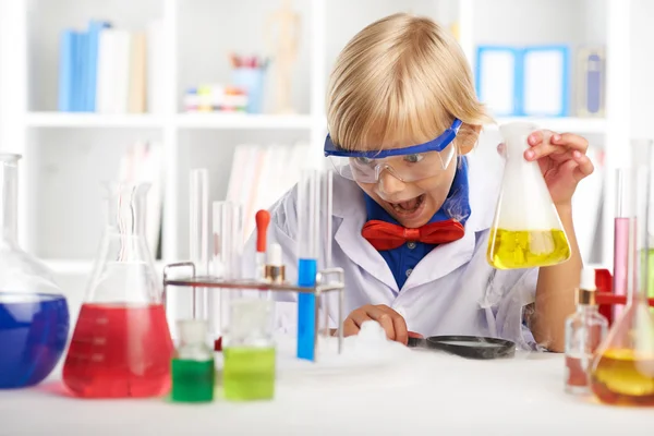 Geschokt boy kijken naar rook op tafel — Stockfoto