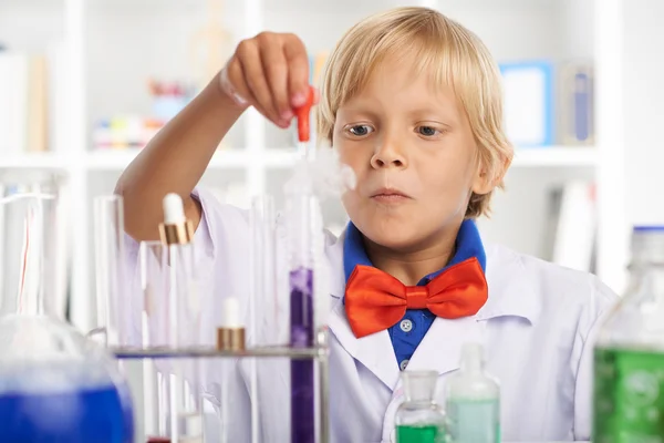 Studente che lavora in laboratorio chimico — Foto Stock