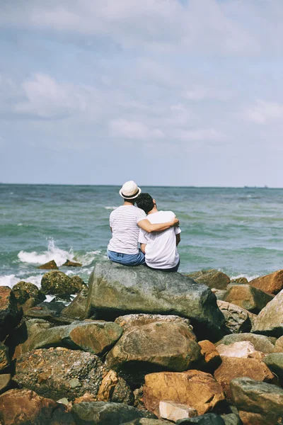 Чоловіча пара насолоджується побаченням на пляжі — стокове фото