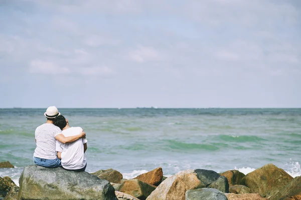 Gay casal aproveitando seascape — Fotografia de Stock