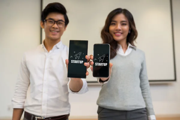 Equipe start-up com smartphones — Fotografia de Stock