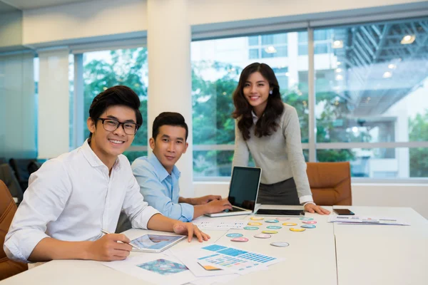 Equipo de negocios que se reúne en la oficina — Foto de Stock