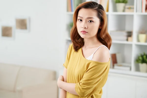 Kijkende Vietnamese vrouw — Stockfoto