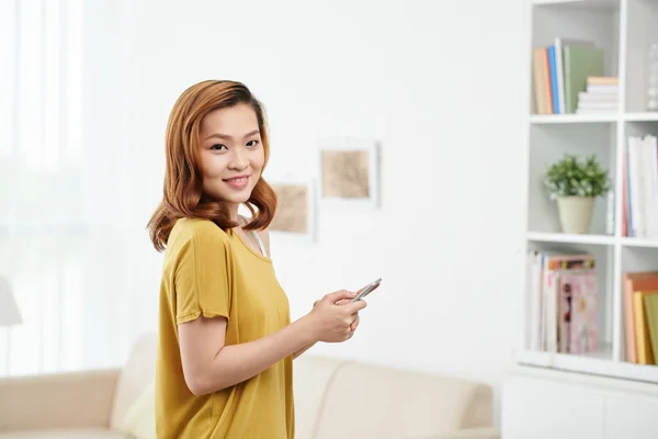 Mooie vrouw met smartphone — Stockfoto