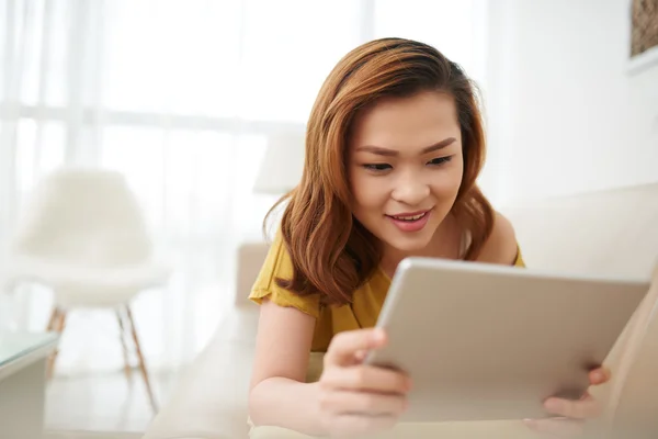 Vrouw kijken film op Tablet PC — Stockfoto