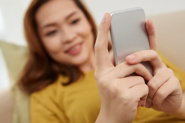 Woman holding smartphone, — Stock Photo, Image