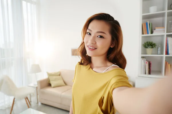 Aziatische meisje dat neemt Selfie — Stockfoto