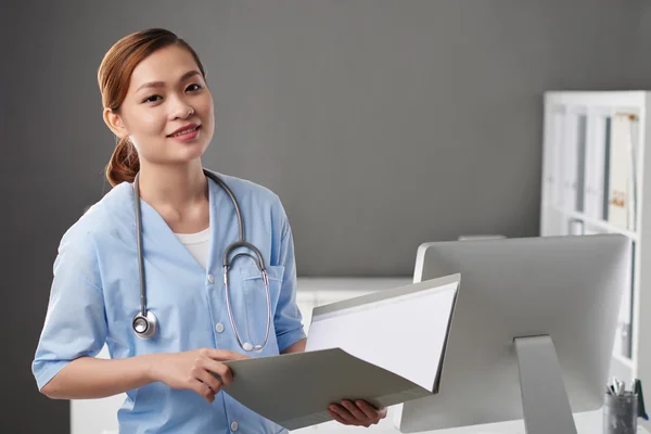 Médico examinando história médica — Fotografia de Stock