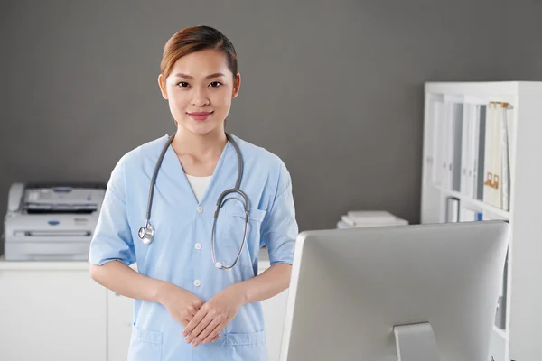 Doctora de pie en el consultorio — Foto de Stock