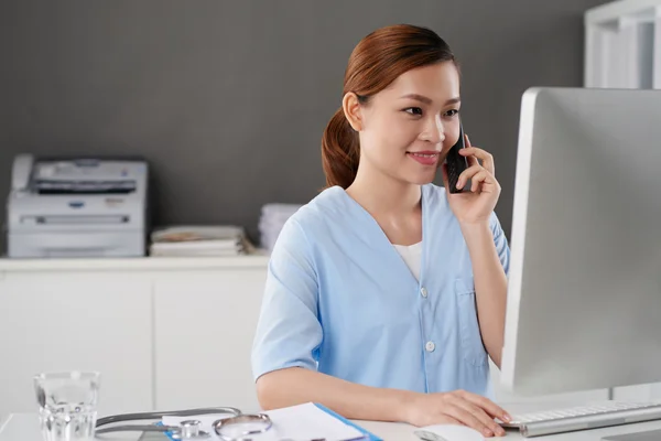 Female intern talking on phone — Stock Photo, Image