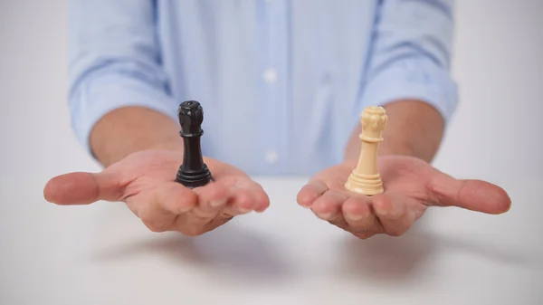 Mann wählt Schachfiguren aus — Stockfoto