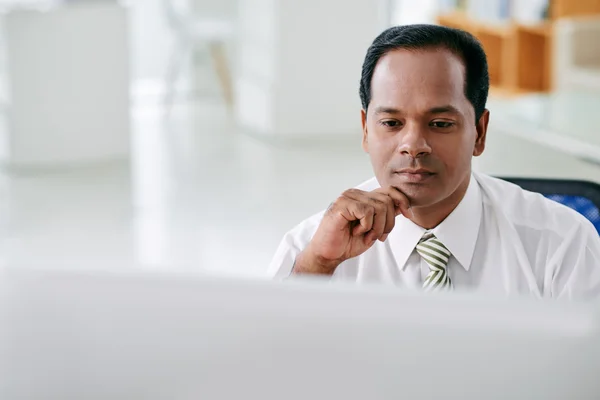 Geschäftsmann liest Informationen — Stockfoto