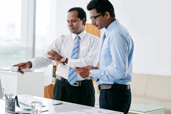 Kantoorpersoneel in office — Stockfoto