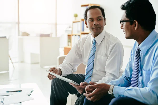 Colegas discutiendo información sobre la tableta —  Fotos de Stock