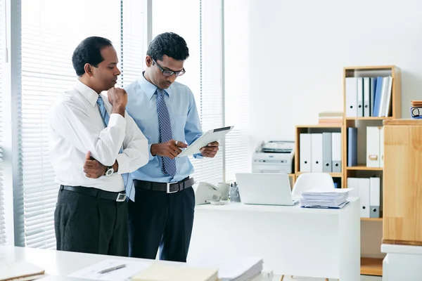 Gente de negocios analizando datos en tableta — Foto de Stock