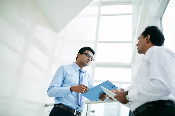 Colaboradores que hablan en la oficina — Foto de Stock