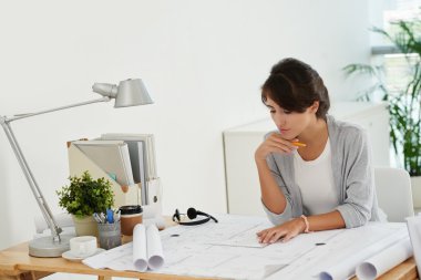 Yeni proje üzerinde ofiste güzel mimar